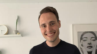 Man met closed-loop systeem