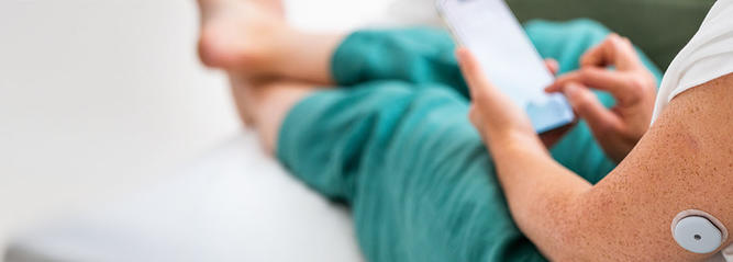 De Accu-Chek SmartGuide-app downloaden en instellen